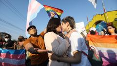  Integrantes de la comunidad LGBT participan hoy en una manifestaci�n afuera del parque de diversiones Six Flags, en la Ciudad de M�xico (M�xico).