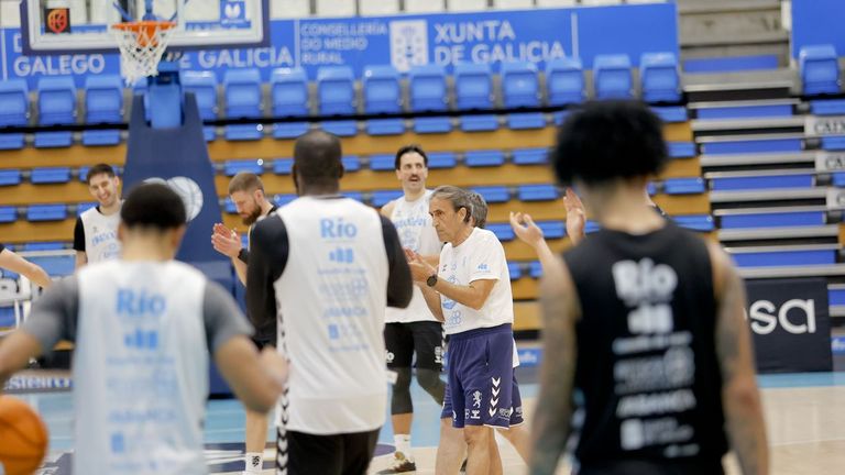 Luis Casimiro dando indicaciones durante un entrenamiento