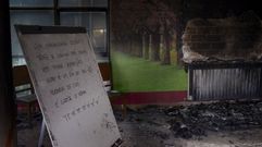 Mural quemado por el lanzamiento de artefactos incendiarios al interior del local