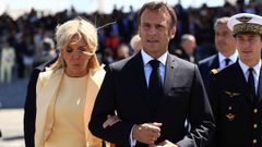 Macron, junto a su mujer, en un momento del desfile