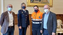 Gonzalo Mu��os, Bego�a del R�o, Juan Pampill�n y Xos� S. Bugallo (de izquierda a derecha) en el pazo de Raxoi, donde se hizo un reconocimiento al trabajo altruista llevado a cabo por Pampill�n Pampill�n en Protecci�n Civil de Santiago. El madrile�o de 36 a�os, arquitecto de profesi�n, se traslad� a la ciudad en el 2017 y empez� como voluntario en la agrupaci�n local al a�o siguiente. Una oferta de trabajo en un centro de formaci�n profesional de los ciclos de emergencias ha motivado ahora su traslado, aunque deja detr�s de s� una gran huella. 