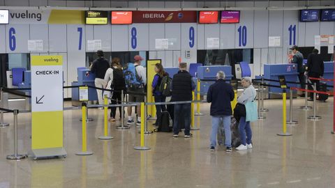 Mostradores de facturaci&oacute;n en la terminal de Alvedro, en una imagen del s&aacute;bado pasado.