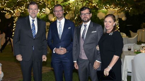 Posado de los novios con el presidente del Gobierno