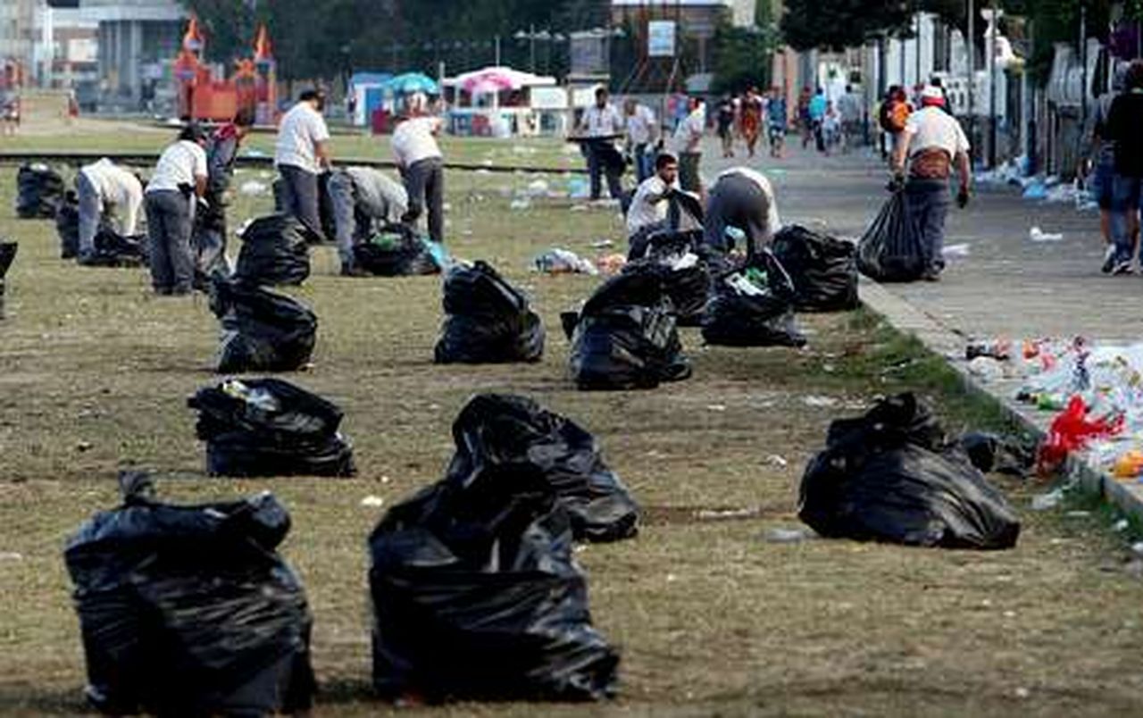 La juerga deja toneladas de basura en las calles y la playa