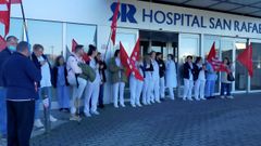 Protesta de los trabajadores de la sanidad privada ante el Hospital San Rafael de A Coru�a