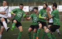 El dumbri�s Pablo Conde despeja un bal�n ante la presi�n de Doro y la mirada otros jugadores. 