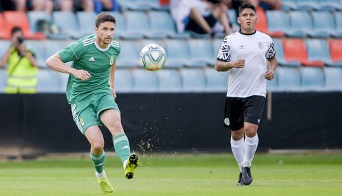 Omar Ramos lanzando el bal�n durante el amistoso ante el Salamanca