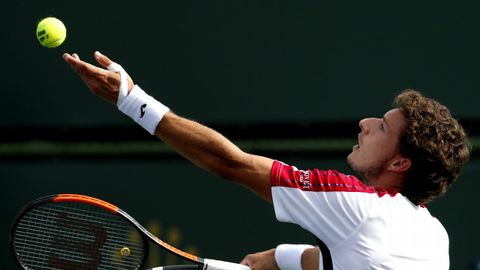 Pablo Carreno Busta de Espa�a responde una bola en el juego ante el ruso Daniil Medvedev hoy, lunes 12 de marzo de 2018, durante un juego en el Abierto de Tenis de Indian Wells, California (EE.UU.).
