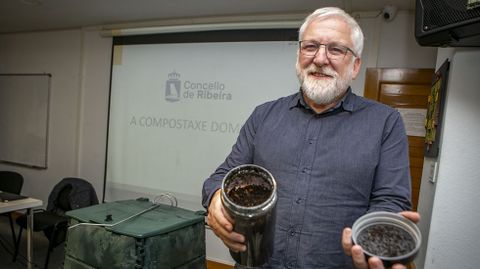 Manuel Pan muestra el compost durante una charla impartida en Ribeira