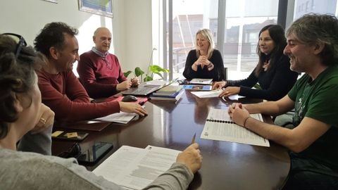 En la imagen, un momento del encuentro entre gobierno fen�s y PSOE para negociar el apoyo a los presupuestos. 