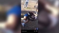 En uno de los v�deos colgados por estas cuentas se puede ver como dos chicas, menores de edad, pelean en el suelo ante la mirada de varias personas.