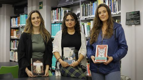 Las libreras posan con sus libros de cabecera de este ao: Pel de cordeiro(Ledicia Costas),Maimai (Aki Shimazaki) yFrankie (Maxim Leo / J.M. GUTSCH)