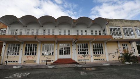 En el edificio del desaparecido Casino de Viveiro Club Náutico quedan poco más que paredes, escaleras, puertas y ventanas, algunas rotas