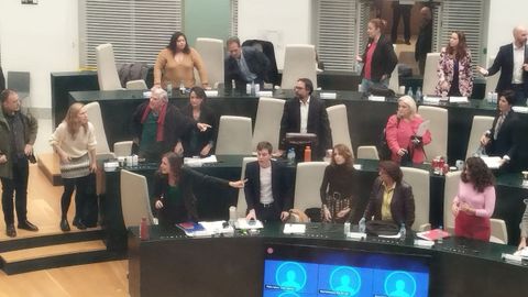 Ortega Smith le tira una botella de agua en la cara a un concejal de M�s Madrid