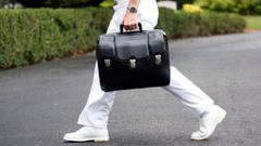 Un militar transporta el malet�n con los c�digos de las armas nucleares al regreso de Donald Trump a la Casa Blanca.