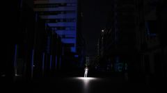 Un hombre apunta al suelo con una linterna en pleno apag�n, en la Plaza de Lugo de A Coru�a.