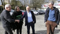 El portavoz municipal del BNG, Iv�n Rivas (a la derecha), junto al diputado N�stor Rego (centro) en una visita a la estaci�n de tren de Ferrol