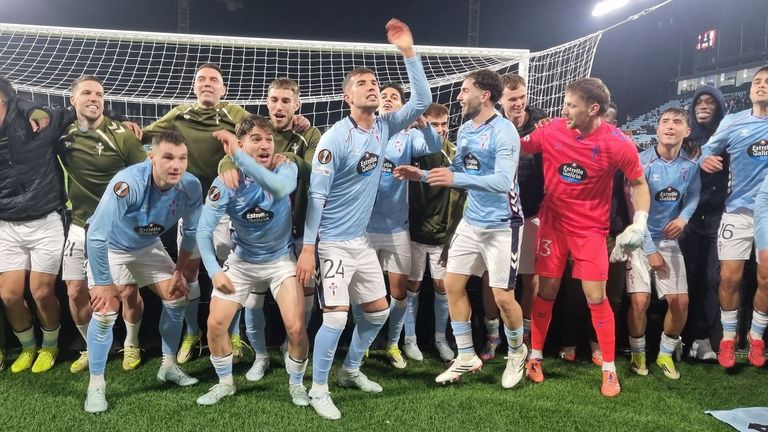 Los jugadores del Celta celebrando el pase a los octavos de final de la Europa League