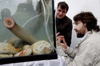 El alcalde, Angueira, y el pregonero, el bi�logo Abalo, contemplan un ejemplar vivo.