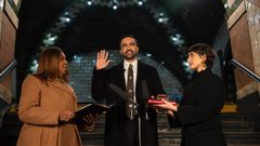 Sohran Mamdani jurando su cargo en la estaci�n Old City Hall