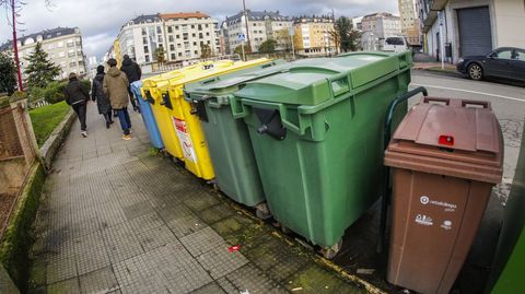 Un punto de contenedores en Carballo.