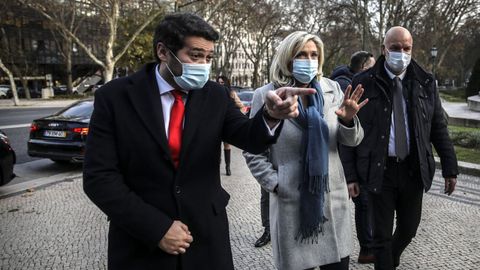Andr� Ventura, se�alando con el dedo, junto a Marine Le Pen el pasado 8 de enero en Lisboa