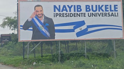Valla publicitaria de Bukele a las afueras de Oviedo