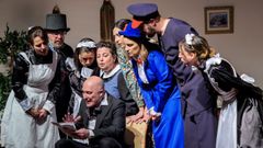 Profesores del grupo de teatro del IES S�nchez Cant�n de Pontevedra, en la representaci�n de �Cuatro corazones con freno y marcha atr�s� 