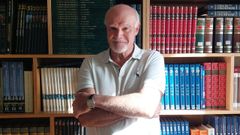<span lang= gl >Xos� Carlos Breixo, na biblioteca da Asociaci�n Cultural Libro Vivo, no antigo escolar de San Claudio</span>