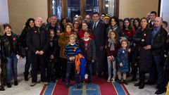 El presidente del parlamento asturiano Pedro Sanjurjo Gonz�lez (c), ha recibido hoy a los visitantes que se han acercado a conocer la Junta General en la segunda sesi�n de las jornadas de puertas abiertas que celebra la instituci�n hasta el domingo