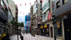 A Estrada ya luce en sus calles decenas de banderas rojillas para animar al Estradense. 