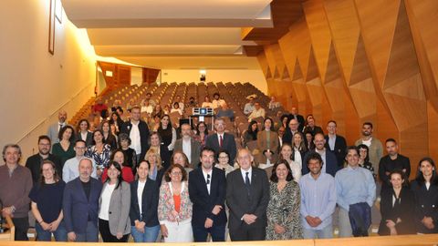 Foto de familia de las y los nuevos catedr&aacute;ticos y profesores titulares de la Universidad de Vigo

