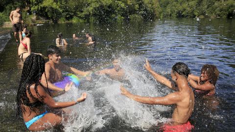 J�venes disfrutando de un ba�o en el Piago