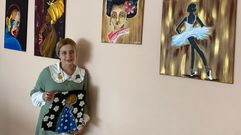 Sofi Modebadze, con algunos de sus cuadros