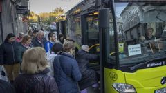 Un autobs urbano en Santiago este jueves por la maana