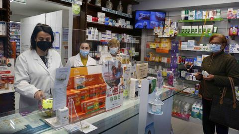 En las farmacias sigue siendo obligatoria. En la imagen, una de Pontevedra