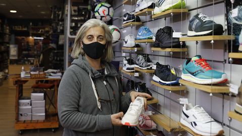 Rosa Fern�ndez es la propietaria de Armer�a Deportes, en la avenida de Santiago