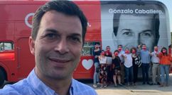El selfi del candidato. Caballero, junto a su equipo y el autob�s ingl�s que est� llevando por Galicia