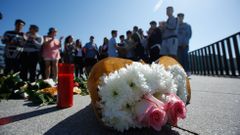 Homenaje de los compa�eros del joven ahogado en la playa de Orz�n 