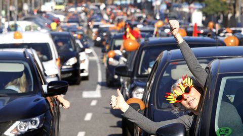 Varios centenares de coches recorriendo la Avenida de Samil en Vigo, como parte de las protestas conra la ley Cela