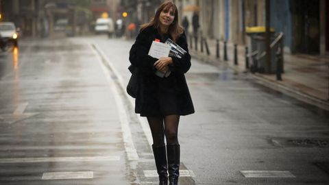 Gloria en la calle San Andrs, de A Corua, muy cerca de donde viva antes de mudarse a San Cibrao das Vias, donde gan la plaza de bibliotecaria hace justo un ao. 