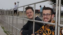 Juli�n (izquierda) y Aar�n, cerca del Conservatorio de Viveiro, donde comenzaron su formaci�n