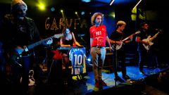Álvaro Rivas (de rojo) actuando el año pasado en la sala Garufa de A Coruña con la camiseta que dice que se podrá hoy.