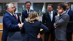 Meloni (de espaldas), Orbn (a la izquierda) y Macron (a la derecha), el lunes hablando con otros lderes de la UE, entre ellos Mark Rutte y Lus Montenegro.