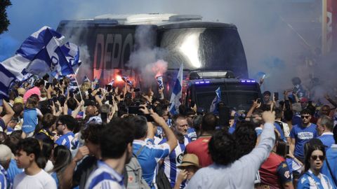 El autob�s, durante el recibimiento por el paseo mar�timo