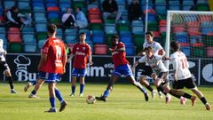 Daniel Onyia conduce el bal�n durante el Salamanca-Berganti�os