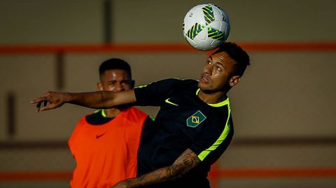 Neymar entrena con la selecci�n brasile�a.