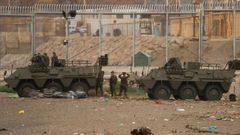 Soldados espa�oles, este jueves, en la playa de El Tarajal, en Ceuta