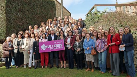 Rueda (en el centro) pos� rodeado de las alcaldesas y concejalas de su partido en Galicia en un acto celebrado en Ribeira