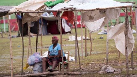 Una mujer en el estadio de Gabion antes del paso de la tormenta Grace